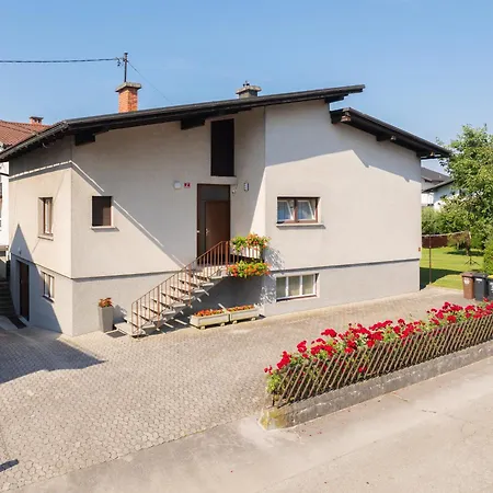 Retro House In Homestay