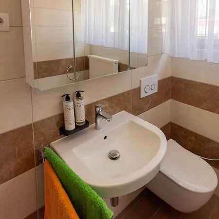 홈스테이 Retro House In 캄니크